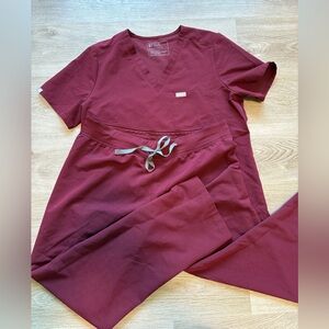 Women’s figs scrub set size large burgundy
